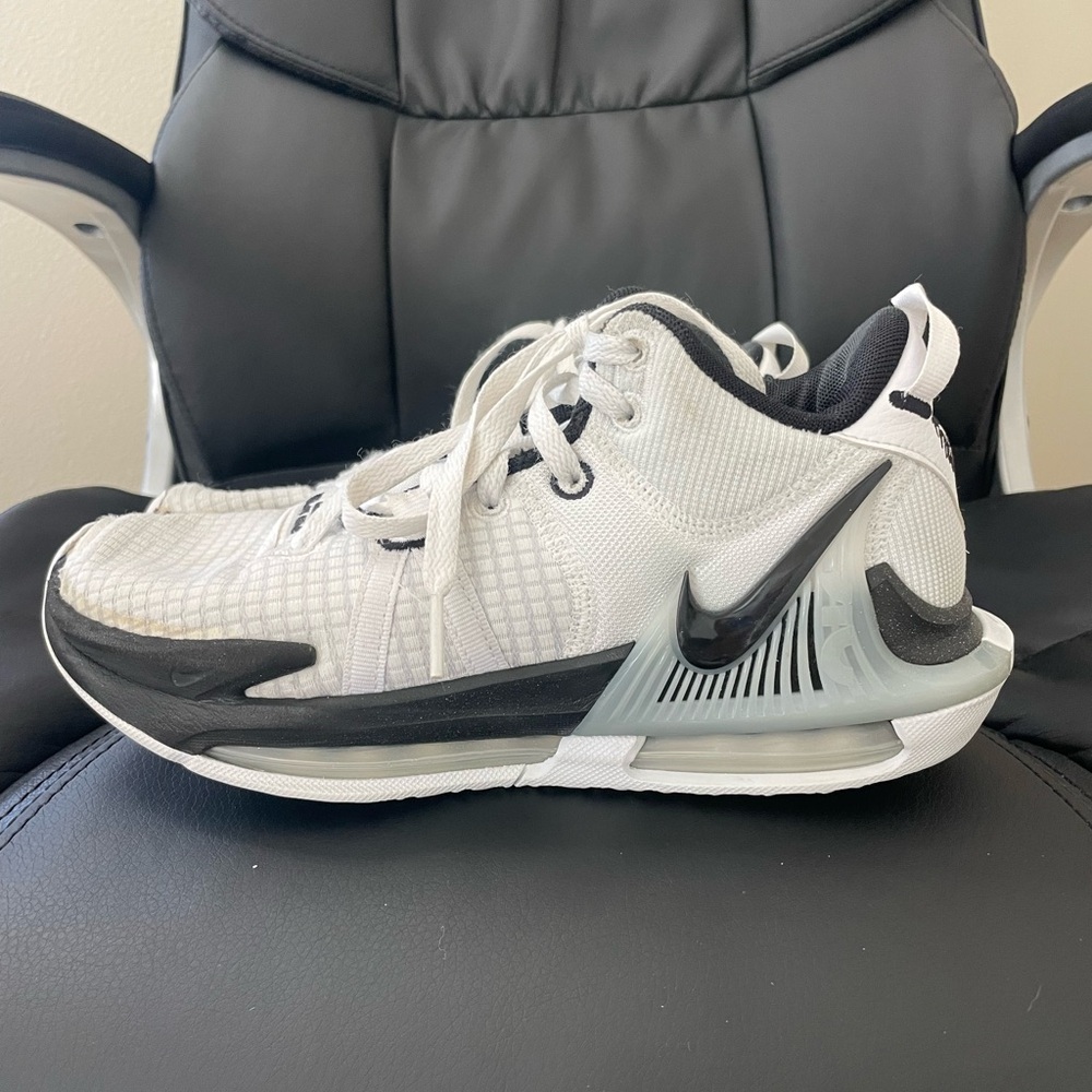 Nike LeBron Witness VII (7), size men’s 6